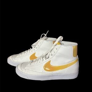 NIKE BLAZERS